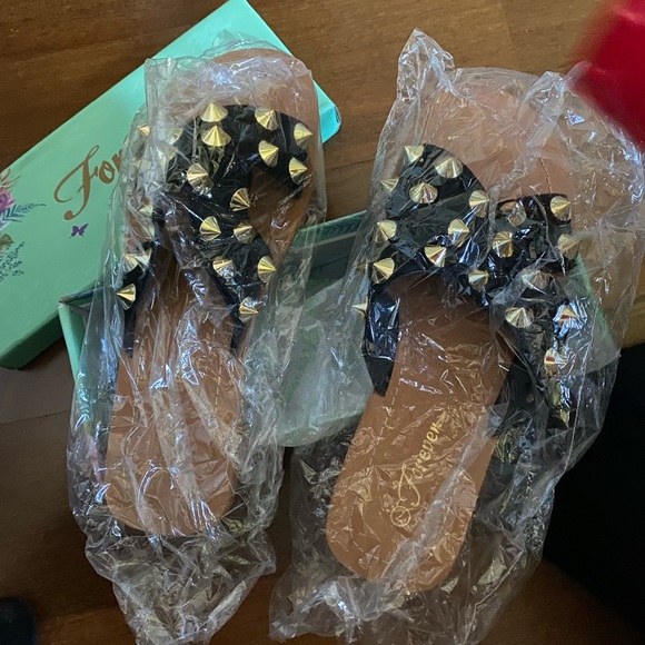 ❤️STUDDED SLIDES❤️ - Picture 3 of 4